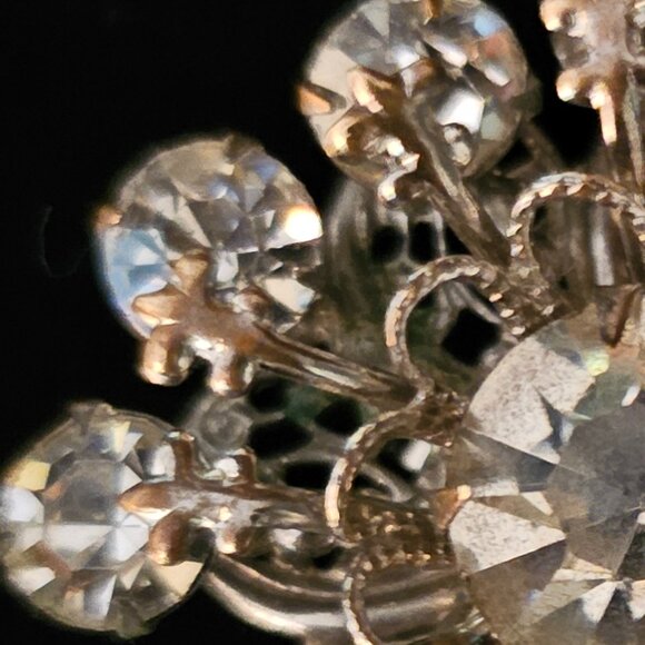GORGEOUS VINTAGE 13 STONE RHINESTONE FLORAL BROOCH with FILIGREE EMBELLISHMENTS - Picture 2 of 11